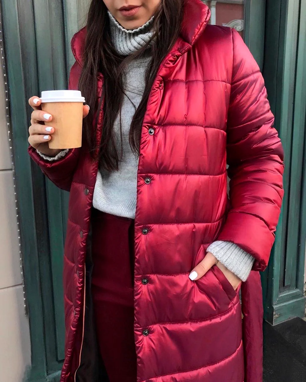 Зеленая куртка и бордовая шапка