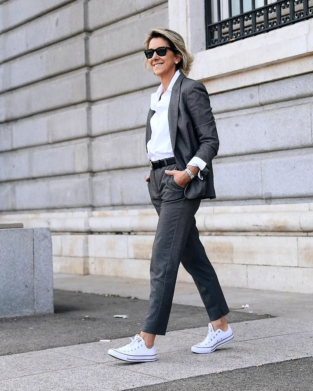 Классические брюки с кедами