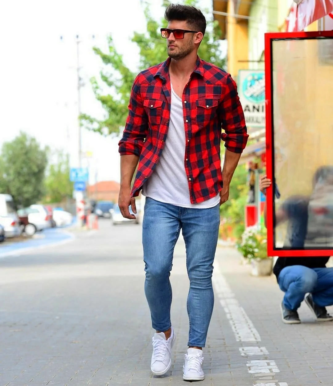 Клетчатая рубашка и джинсы