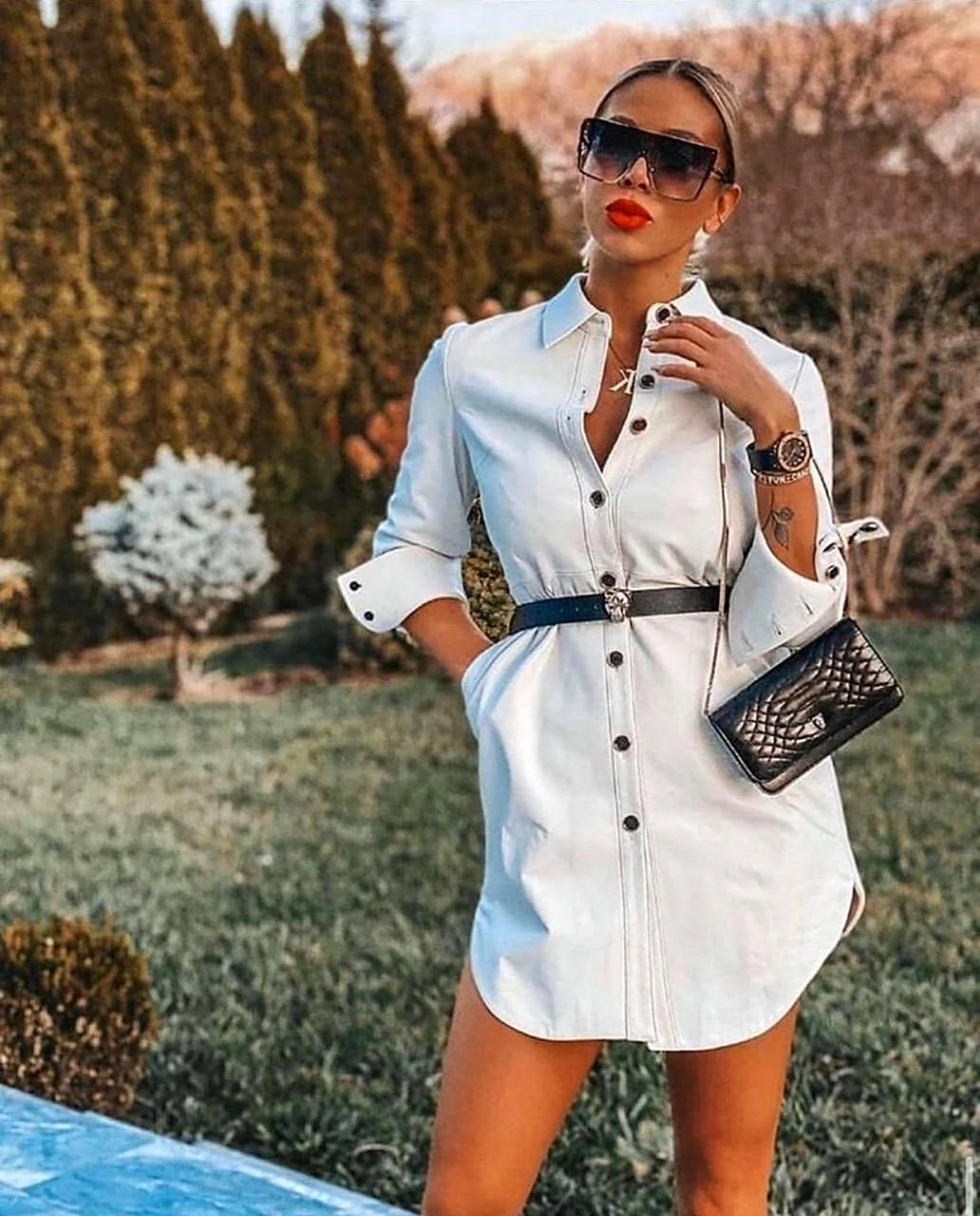 Белая рубашка с портупеей