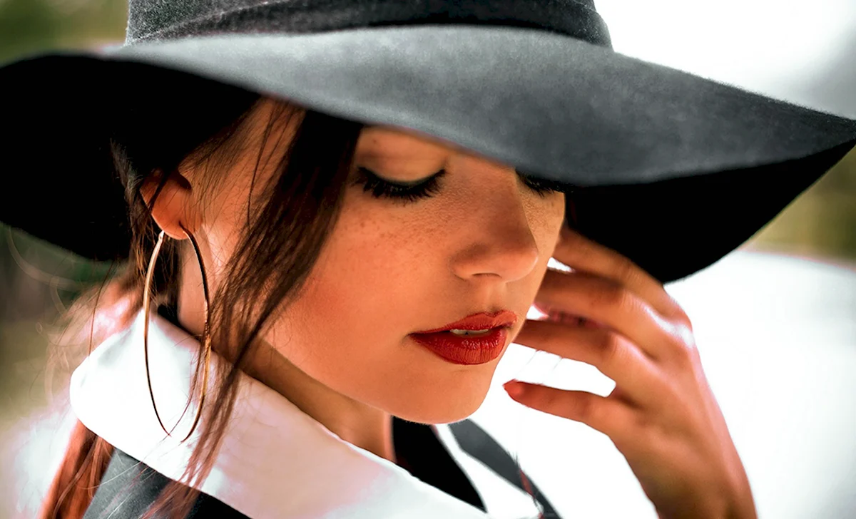 Девушка в шляпке