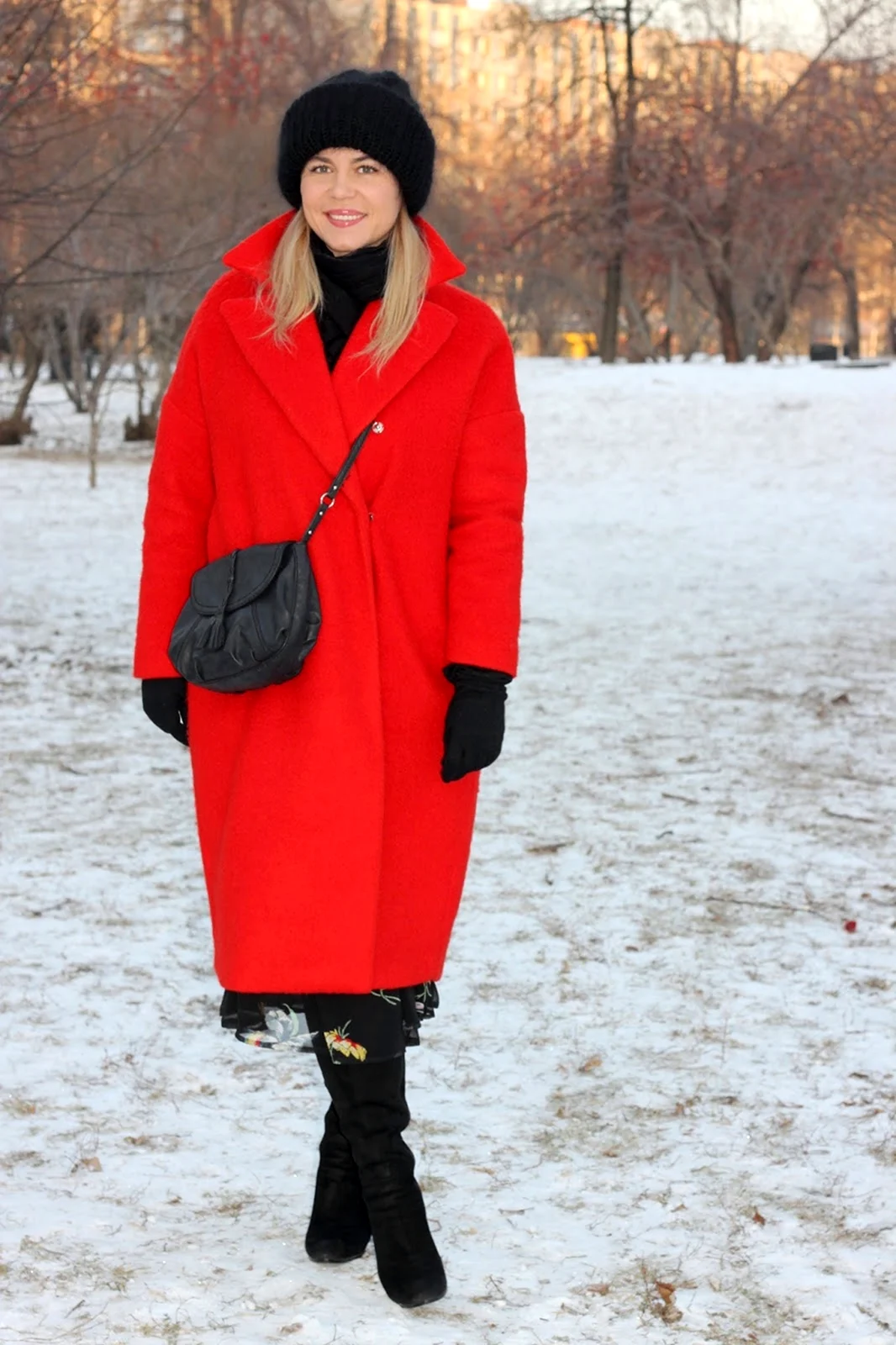 Красное пальто с шапкой