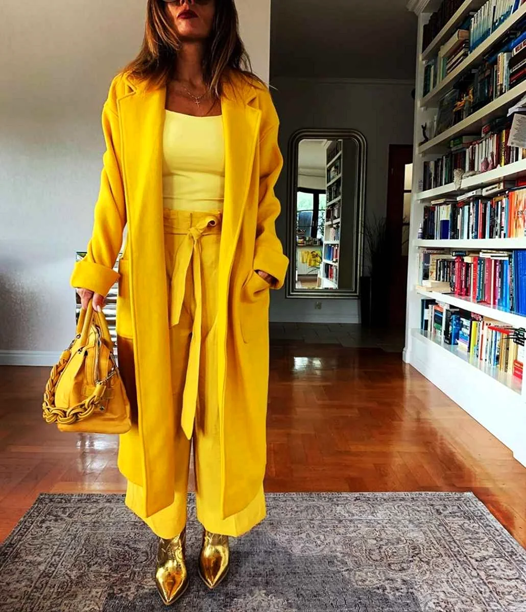 Желтое пальто 2021