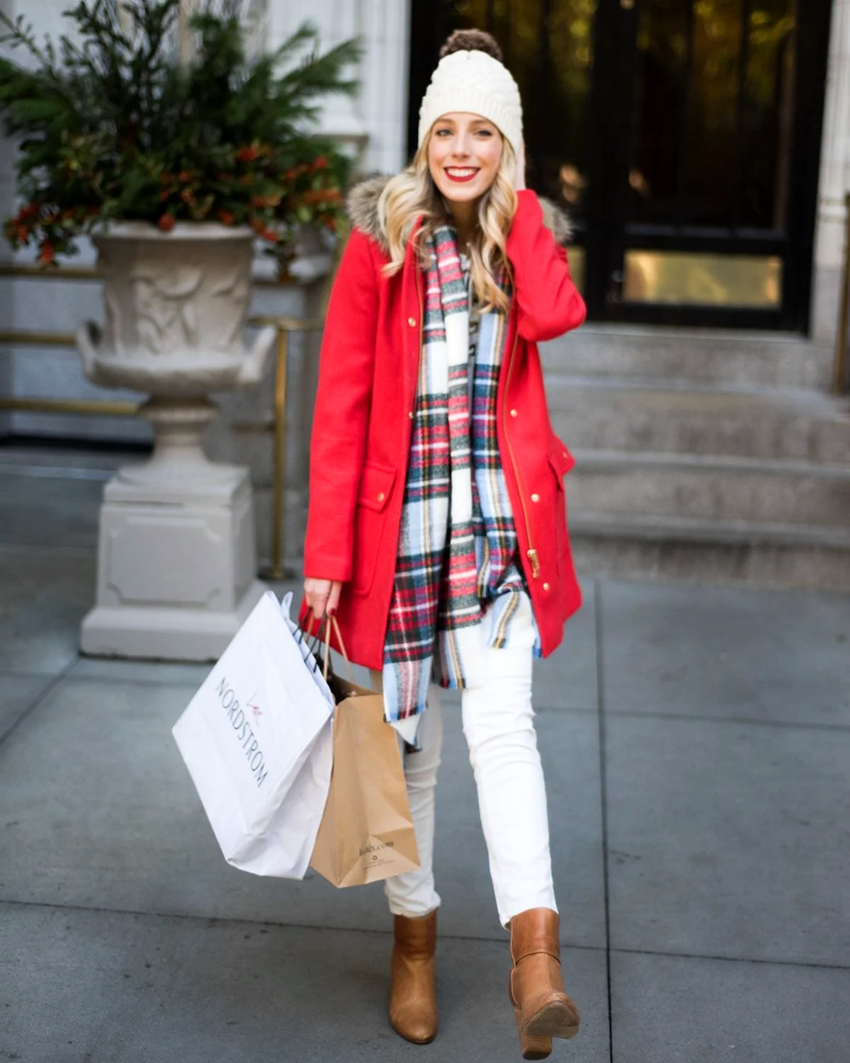 Шапка с красным пуховиком