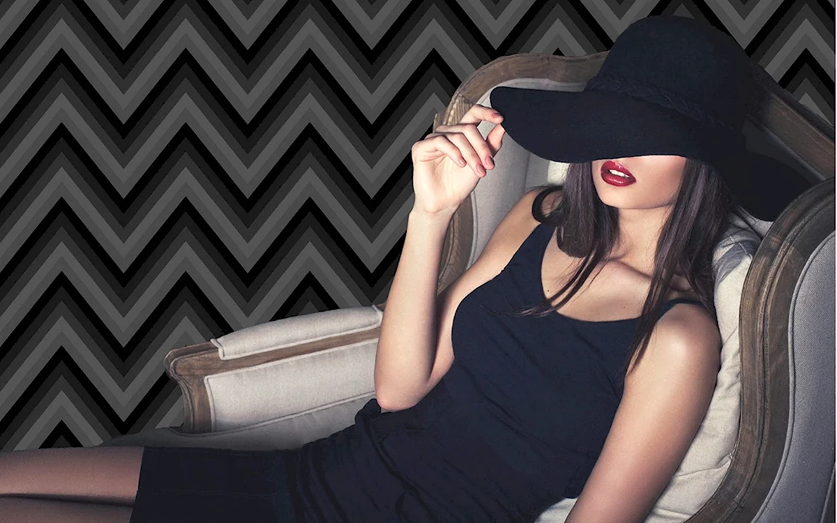 Девушка в шляпе сидит