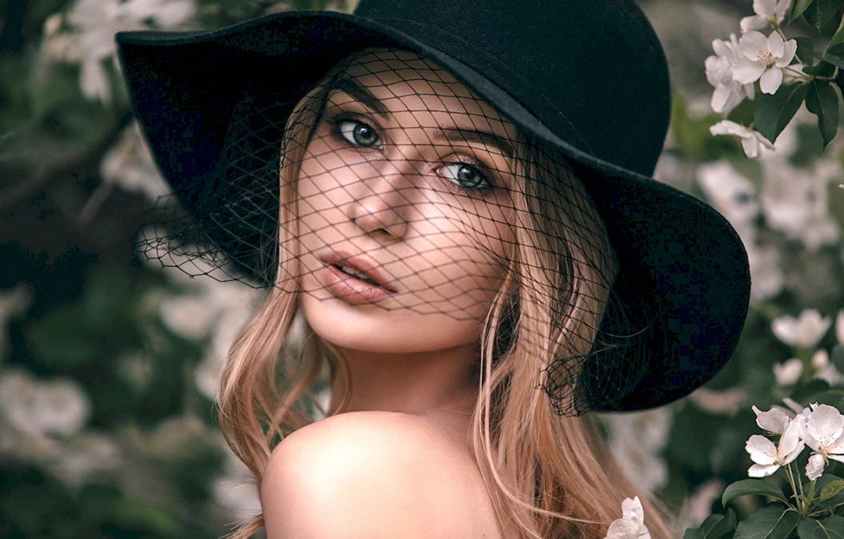 Красивая женщина в шляпе
