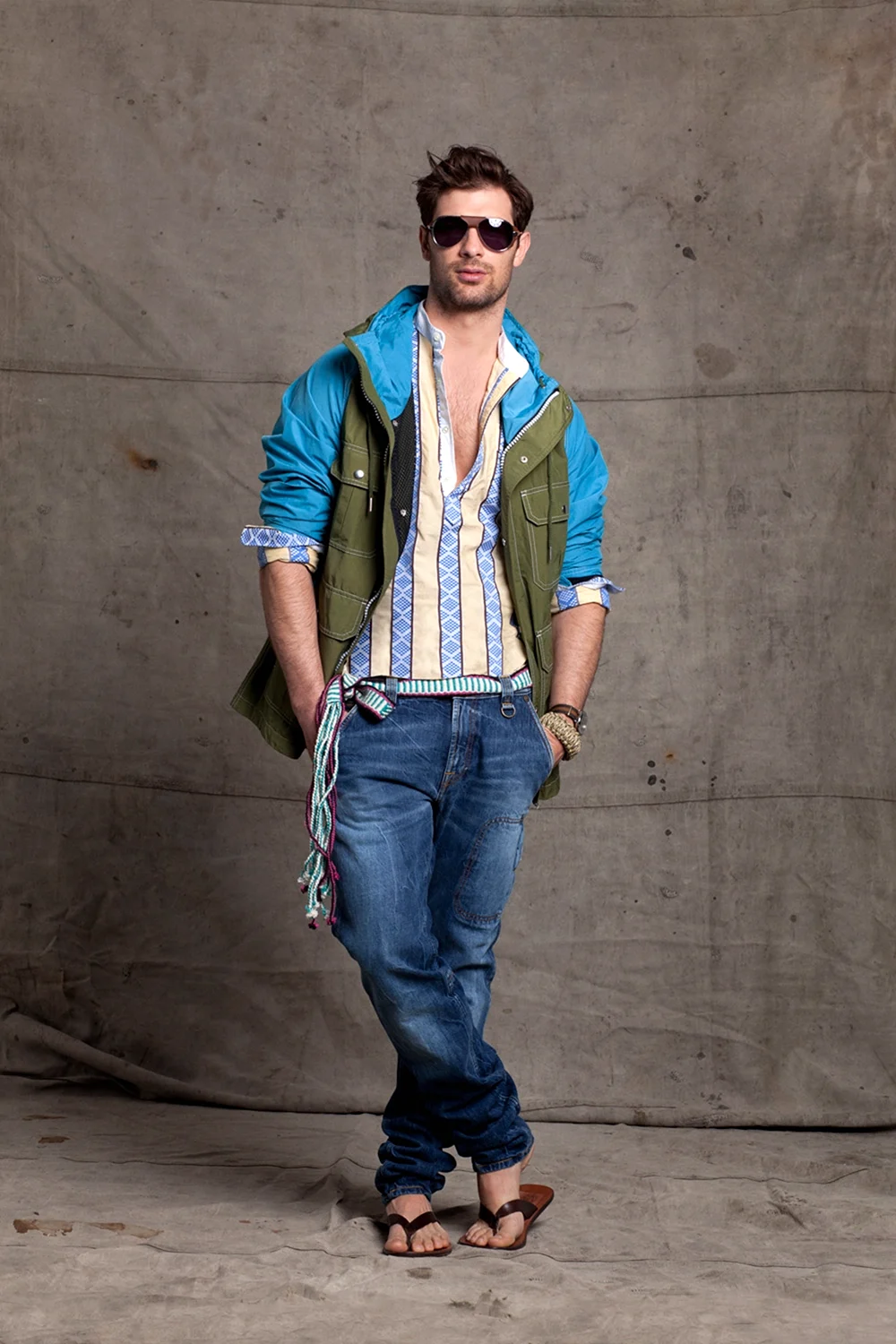 Мужские джинсы с сандалиями