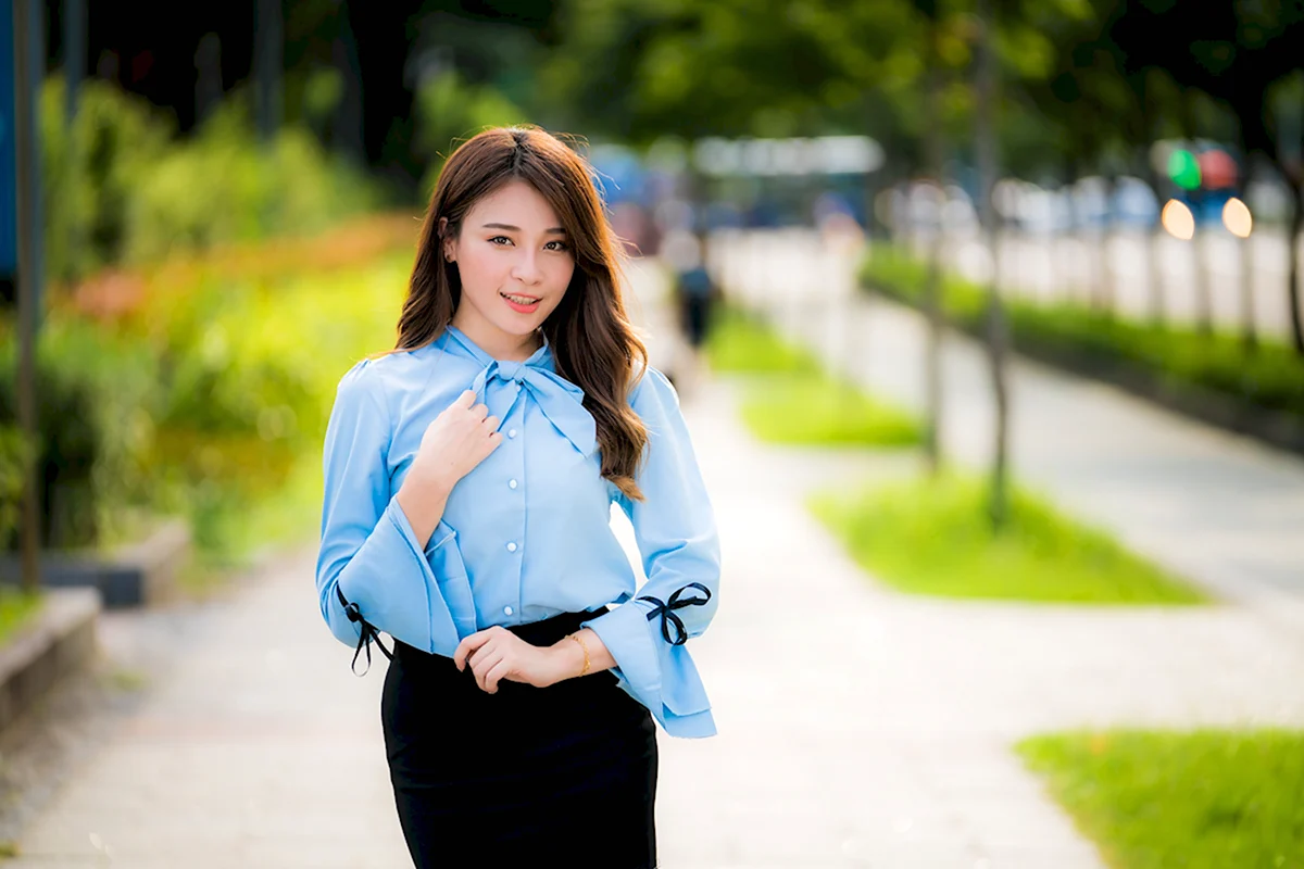 Девушка в голубой блузке