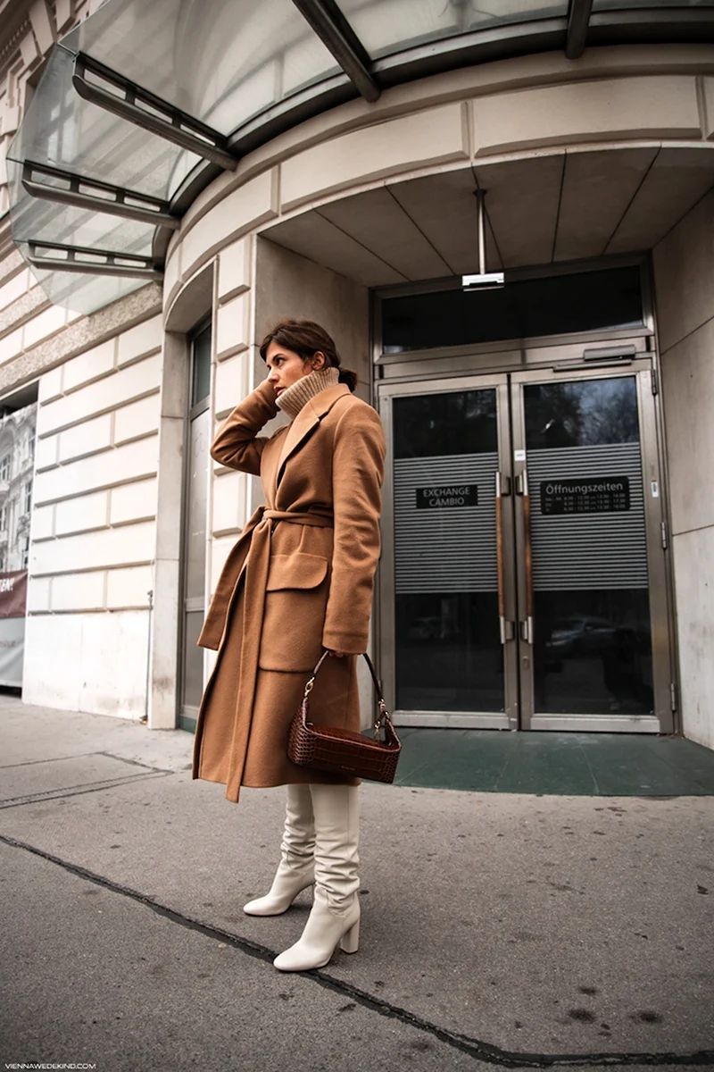 Сапоги трубы и пальто миди