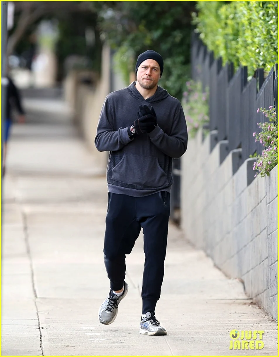 Чарли Ханнэм папарацци 2021