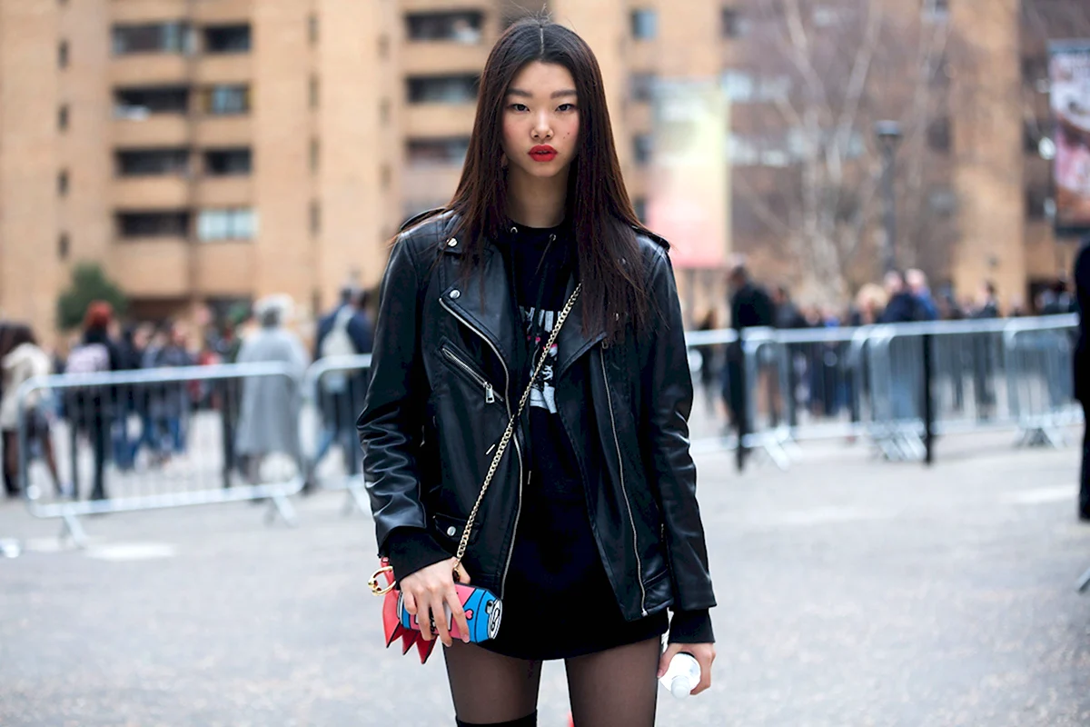 Девушка в косухе