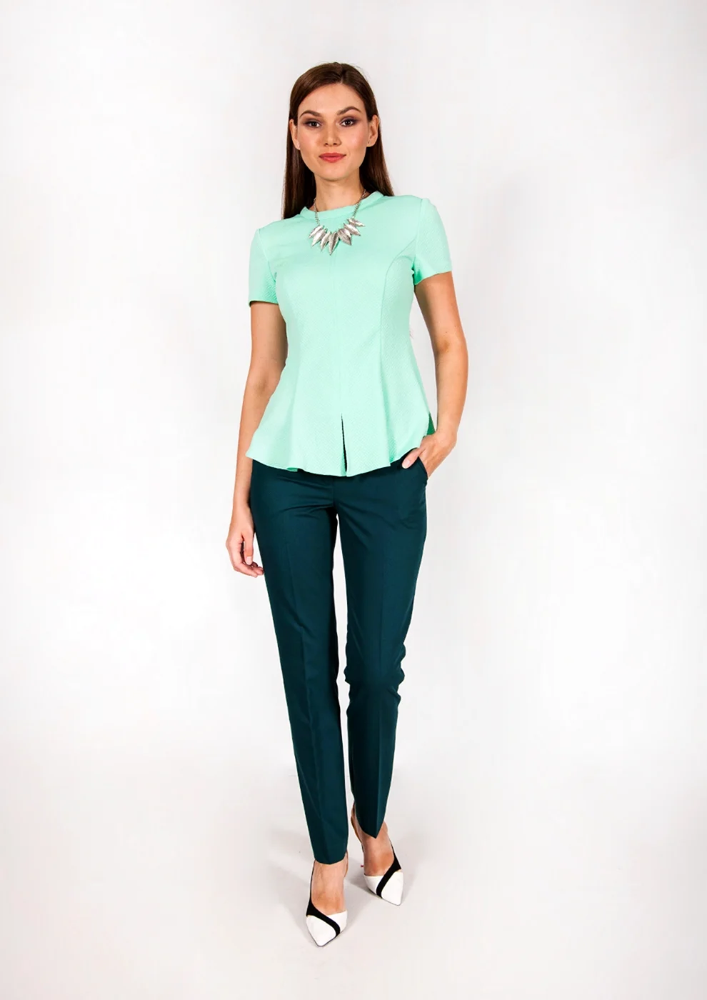 Длинная бирюзовая блузка с брюками