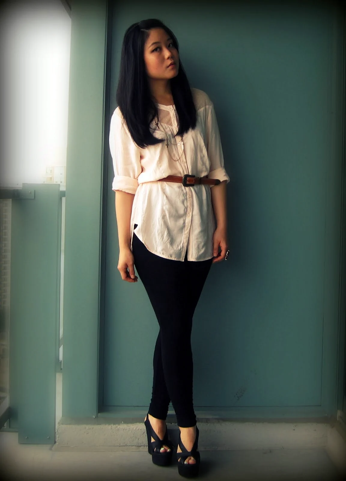 Легинсы с белой рубашкой