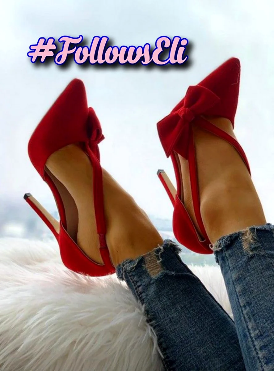 Девушка в красных туфлях