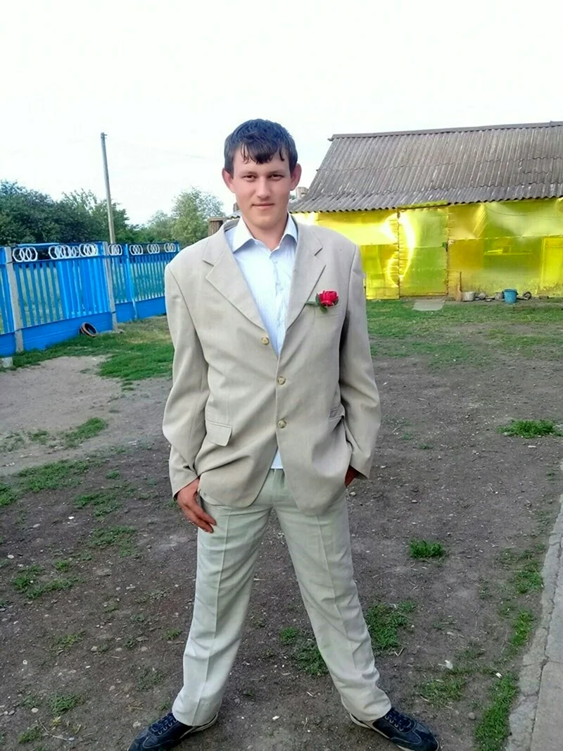 Деревенский жених в костюме