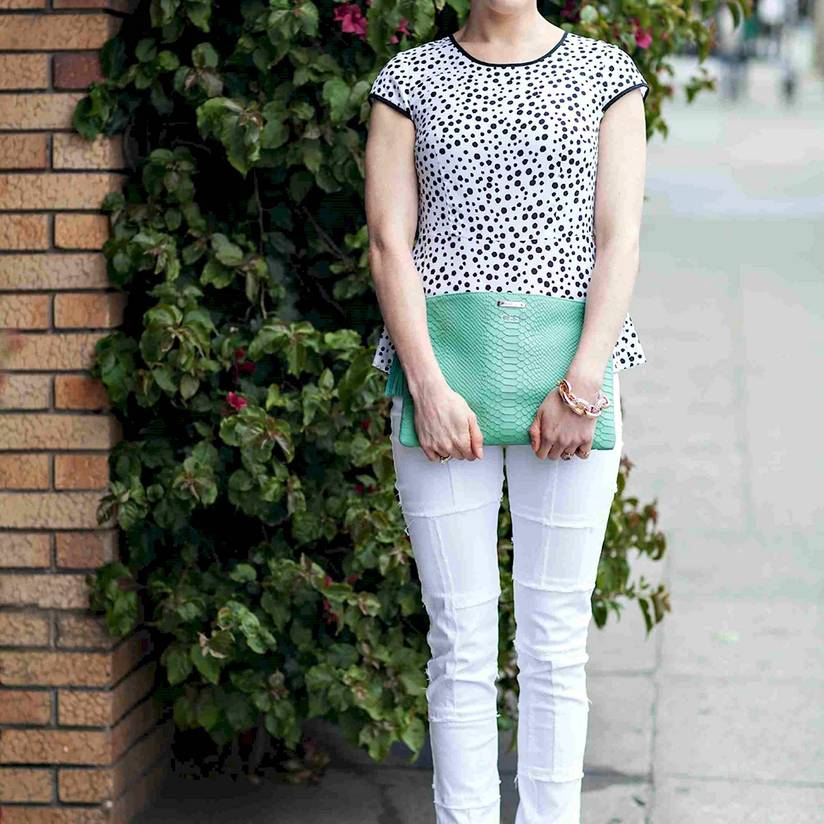 Зеленый топ и белые брюки