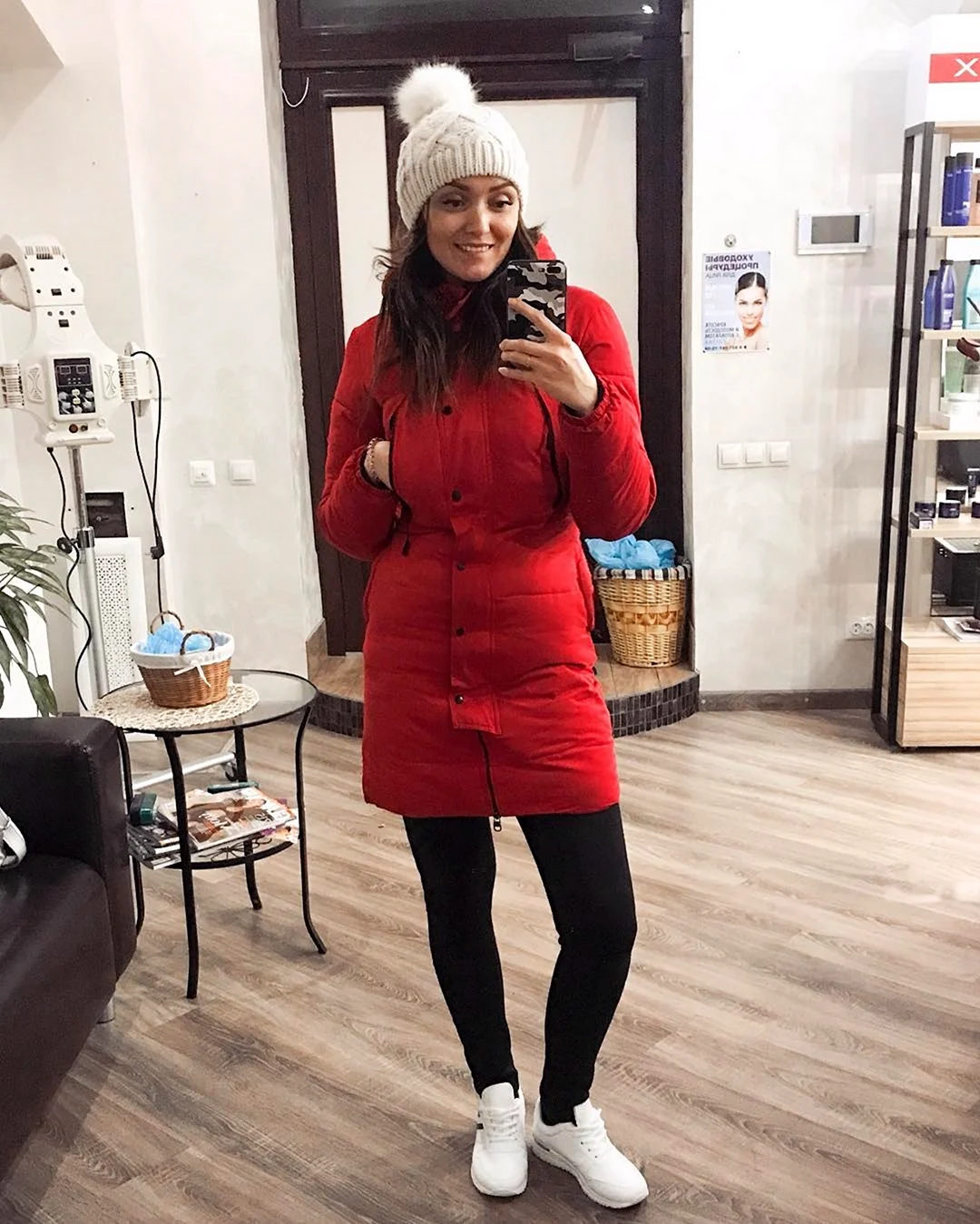 Бежевый пуховик с красной шапкой