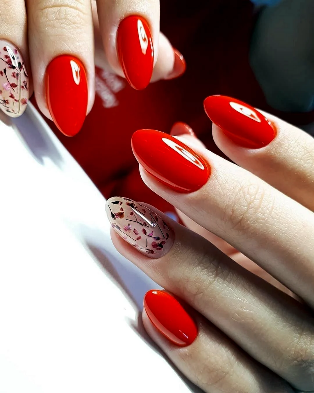 Красивый красный маникюр