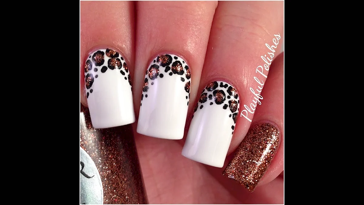 Маникюр белый с леопардовым