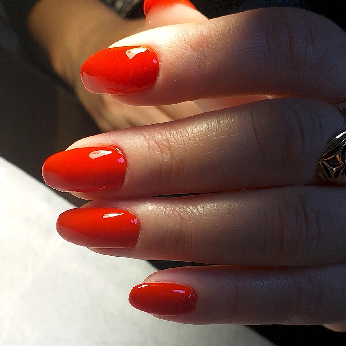 Красный маникюр однотонный