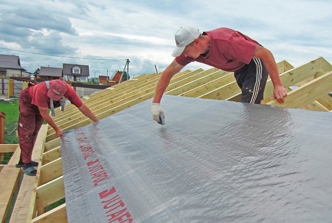 Как правильно положить гидроизоляцию на крышу своими руками