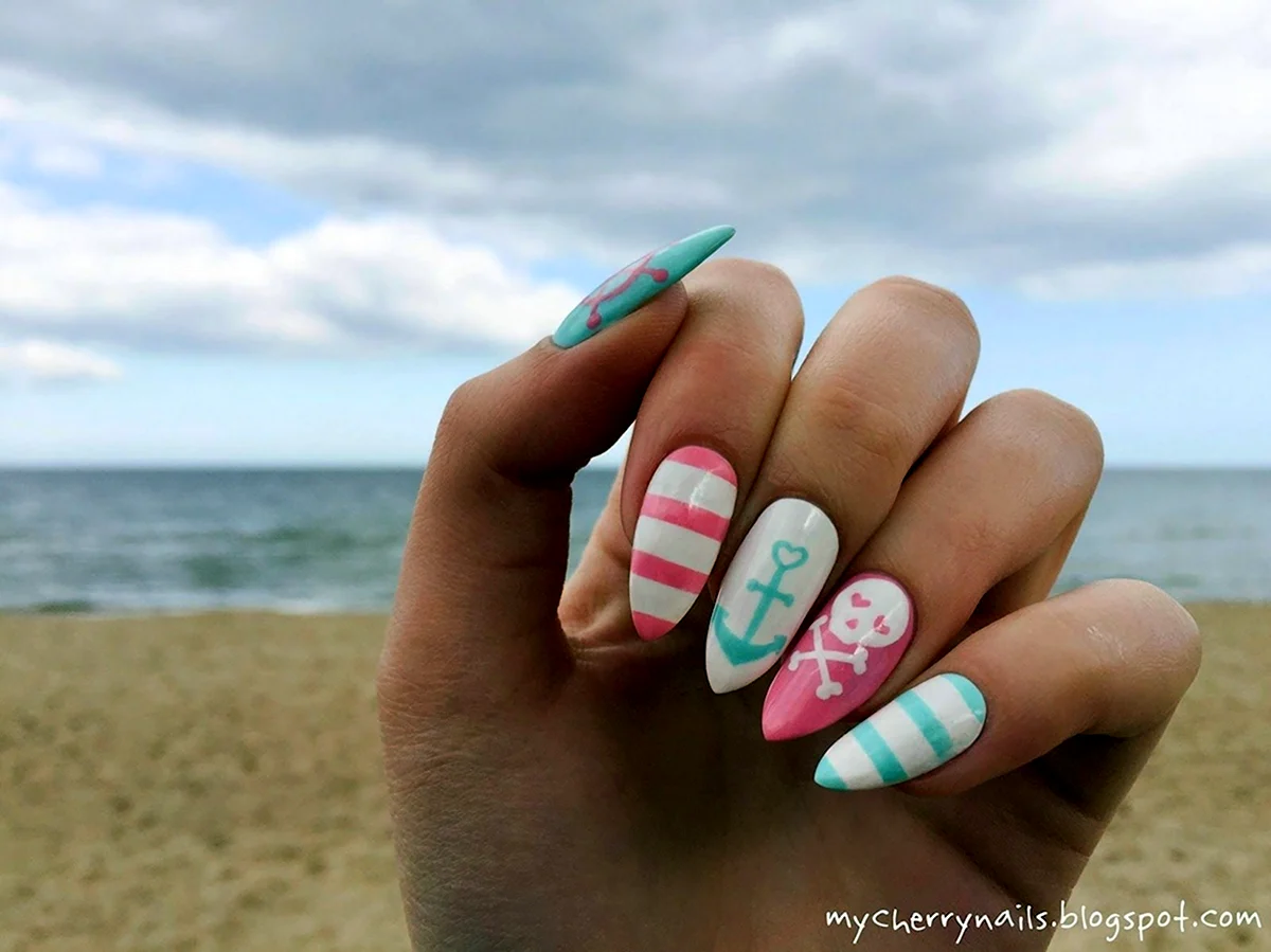 Летний маникюр на море