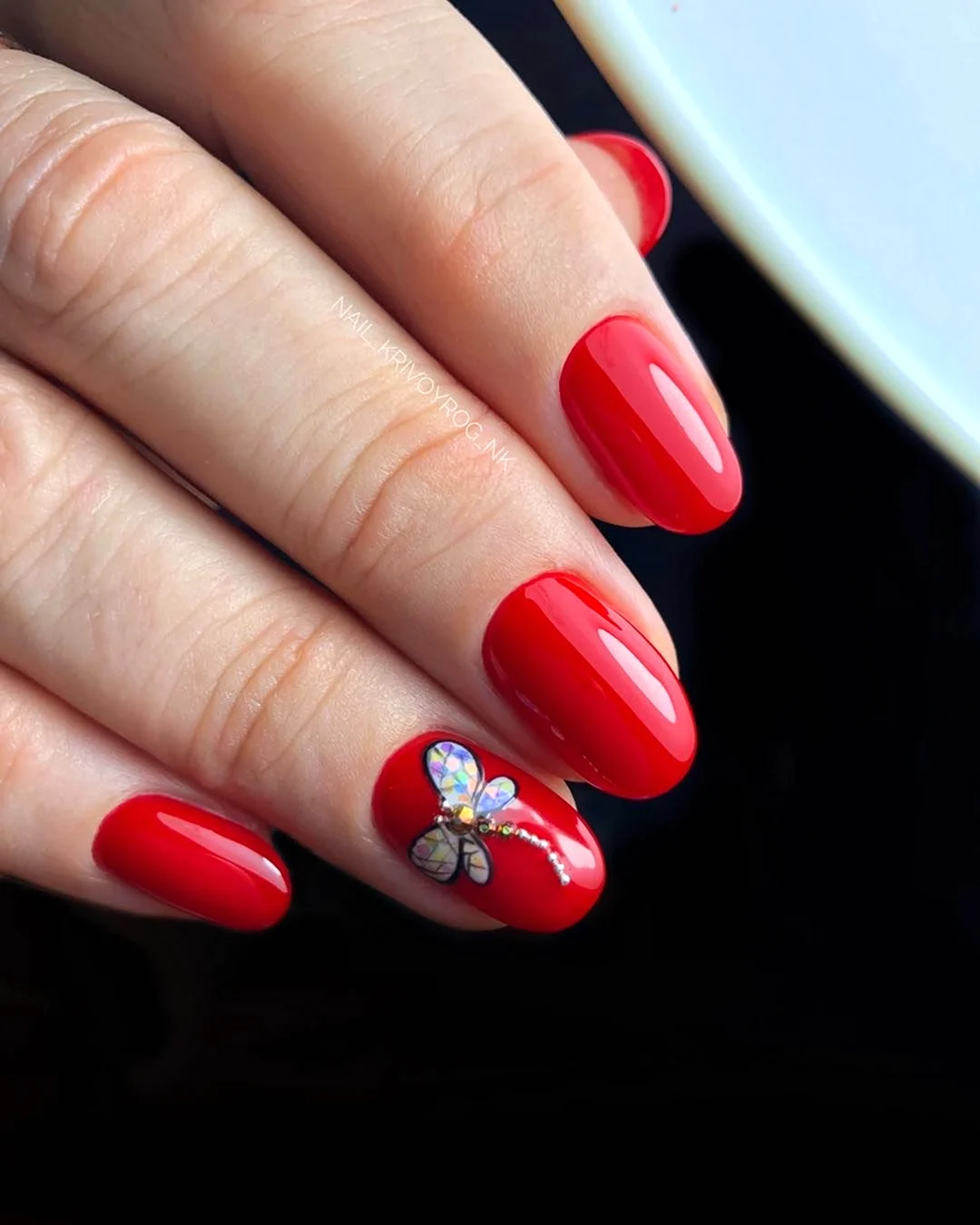Маникюр Весна красный