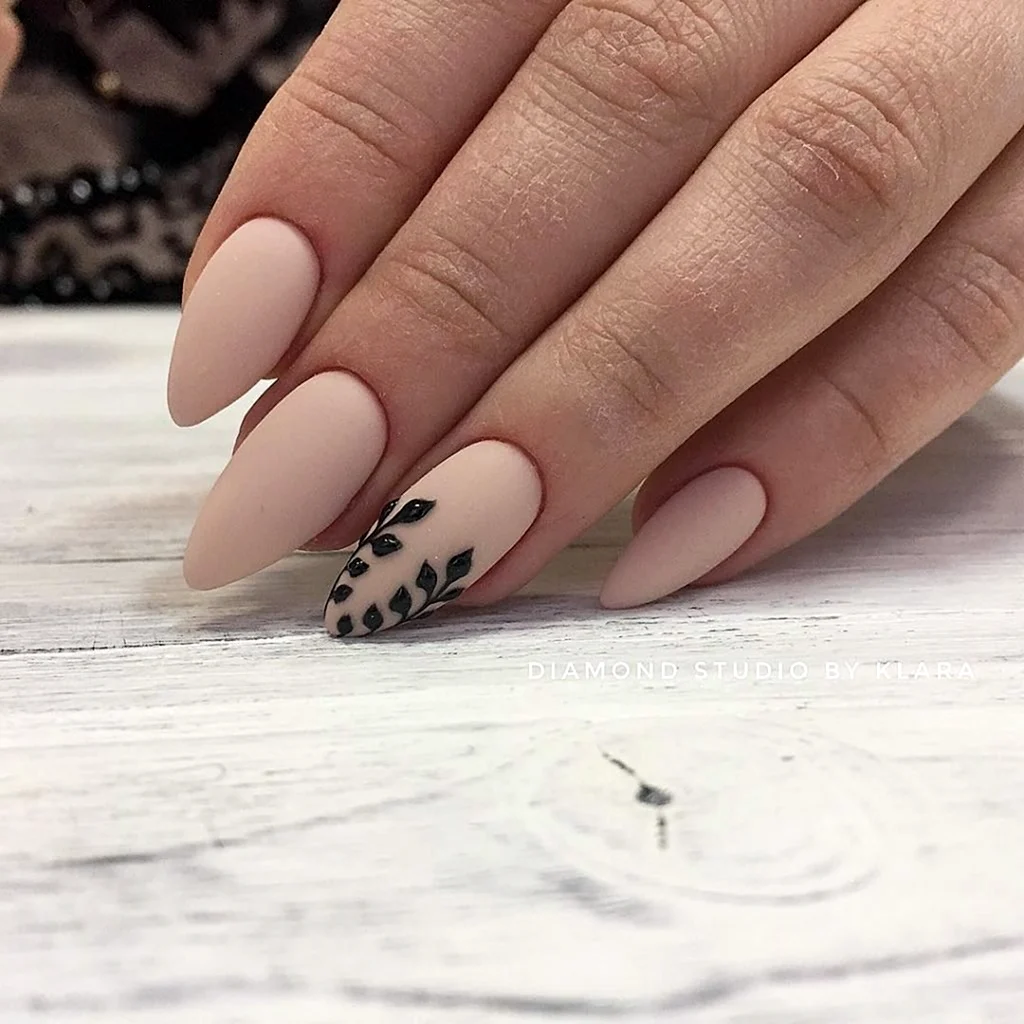 Ногти бежевые с черным