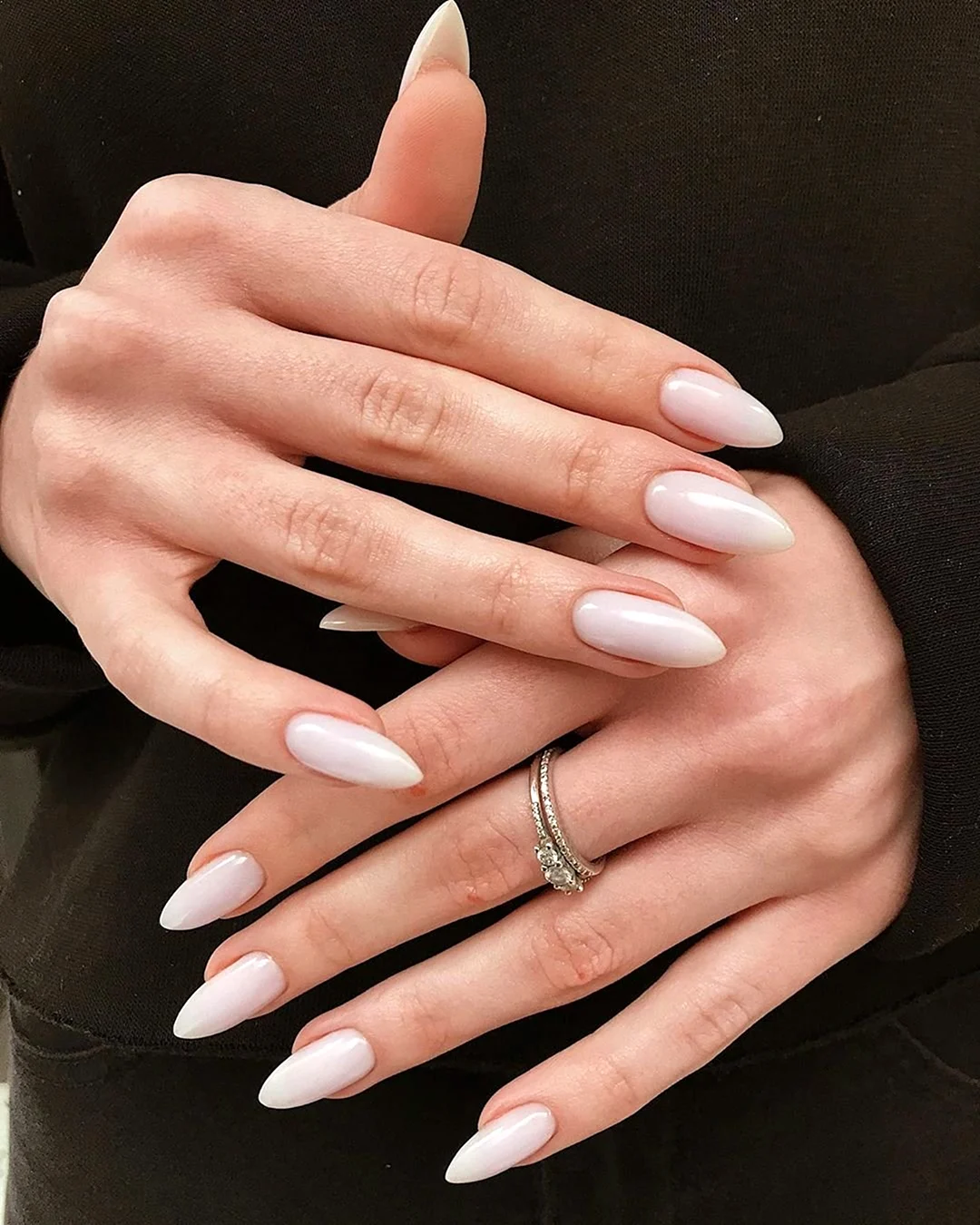 Нюдовый маникюр миндаль