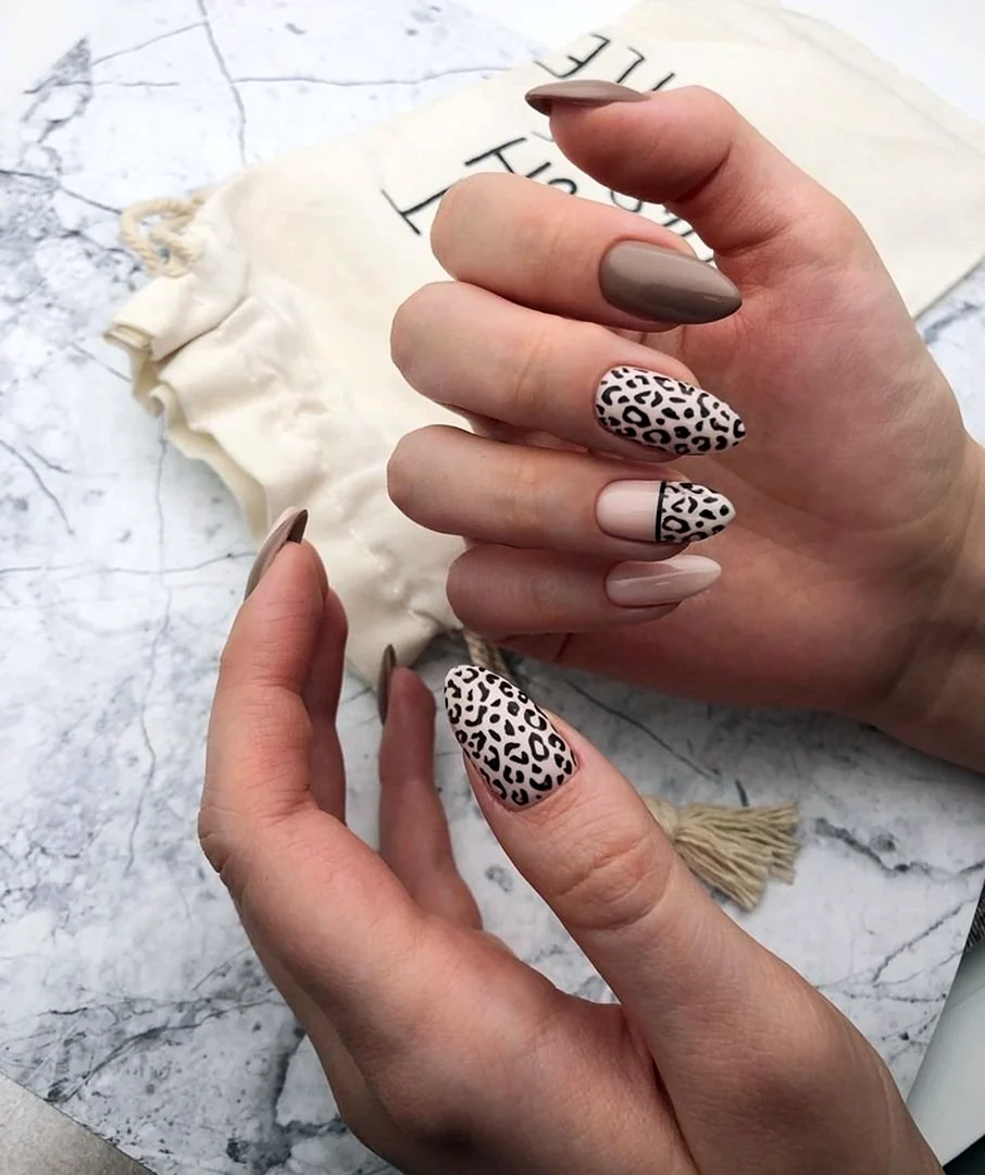Молочный маникюр с леопардовым принтом