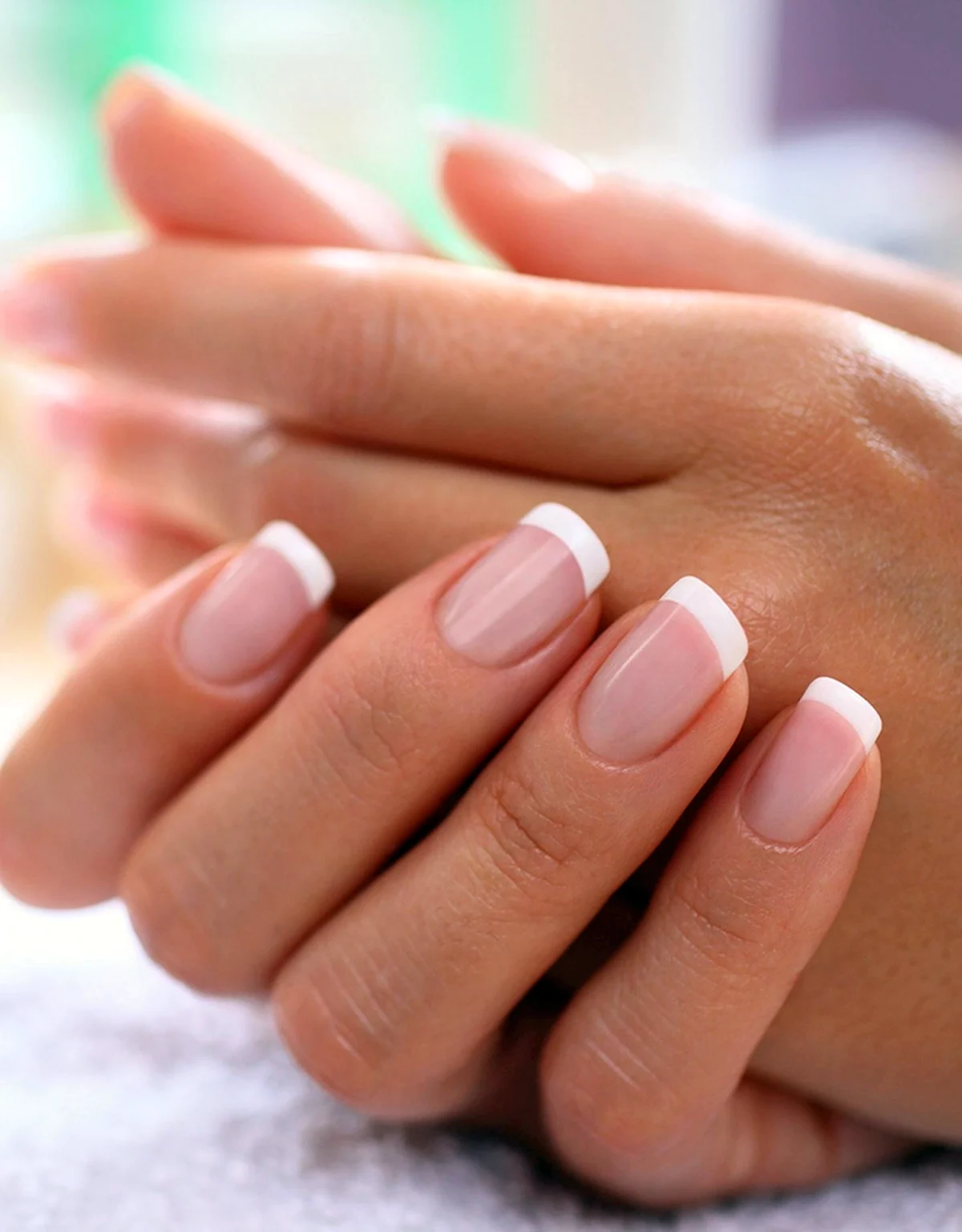 Красивые женские руки с маникюром френч