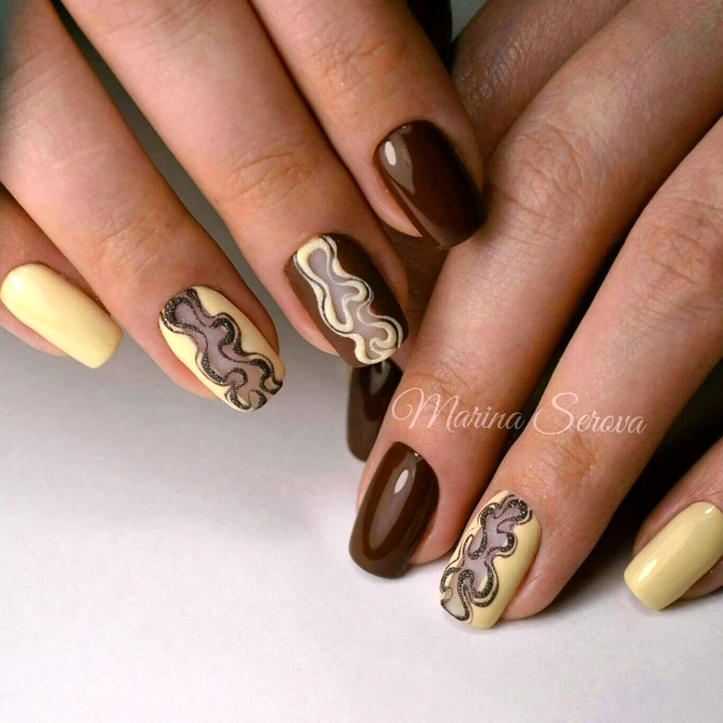 Маникюр коричневый с желтым