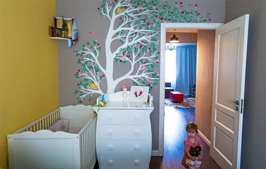 Как выбрать безопасную краску для детской комнаты