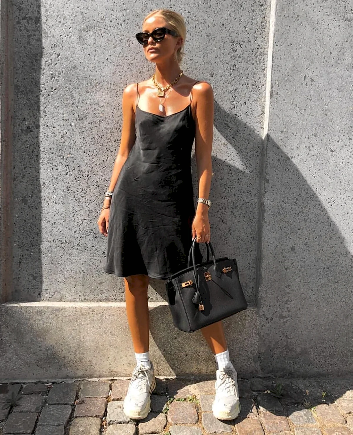 Шелковое платье с кроссовками