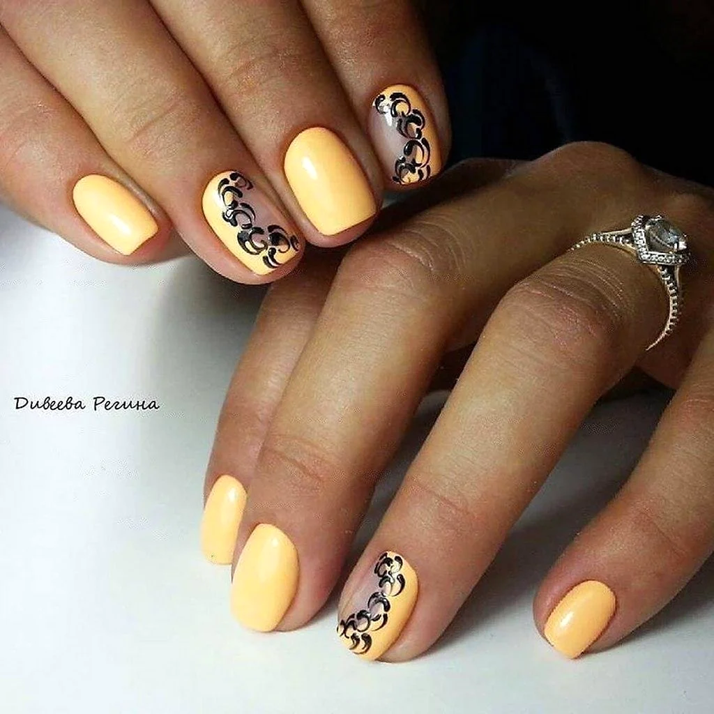 Маникюр коричневый с желтым
