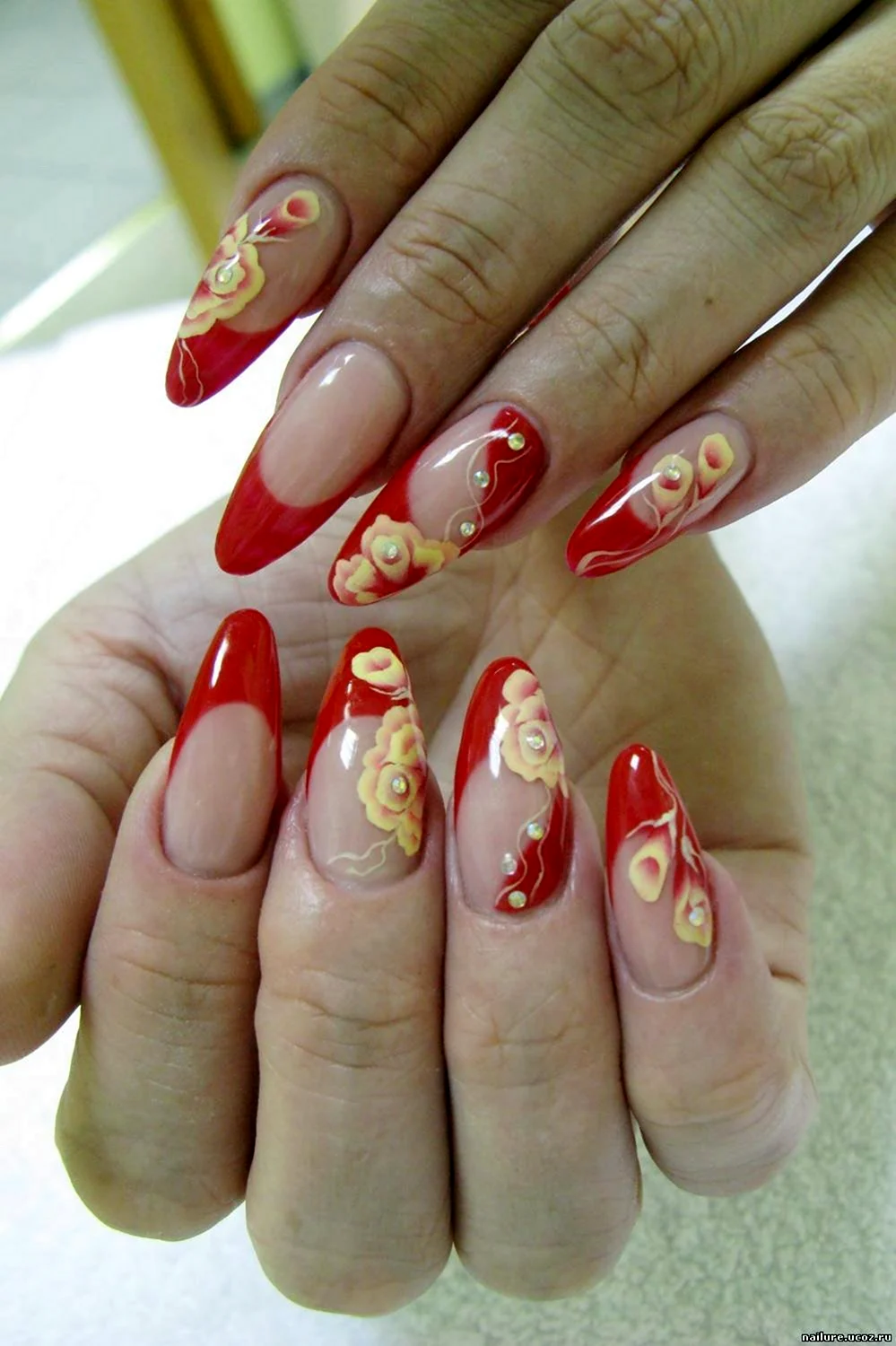 Красный френч на миндалевидных ногтях