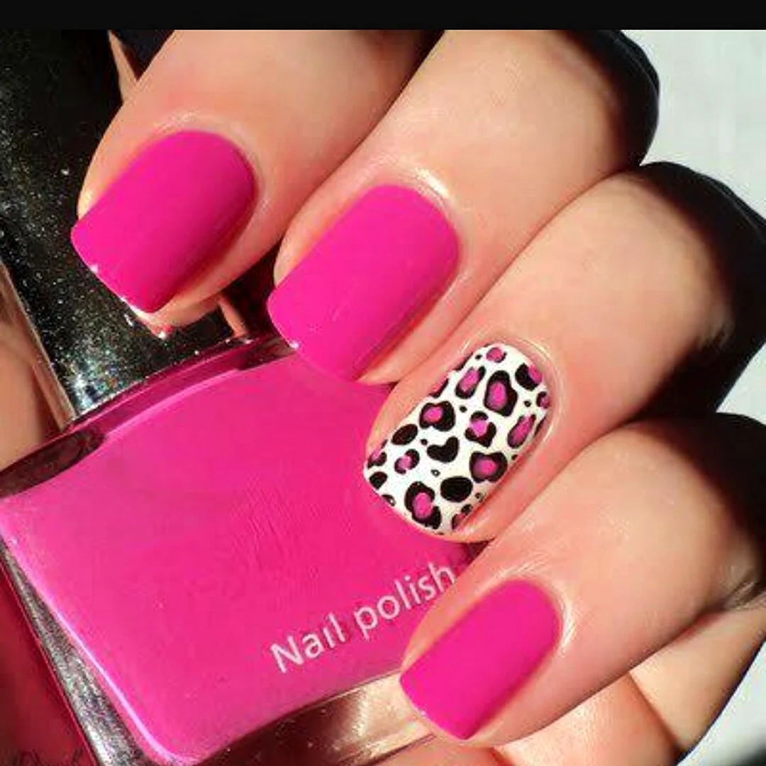 Розовый леопард на ногтях