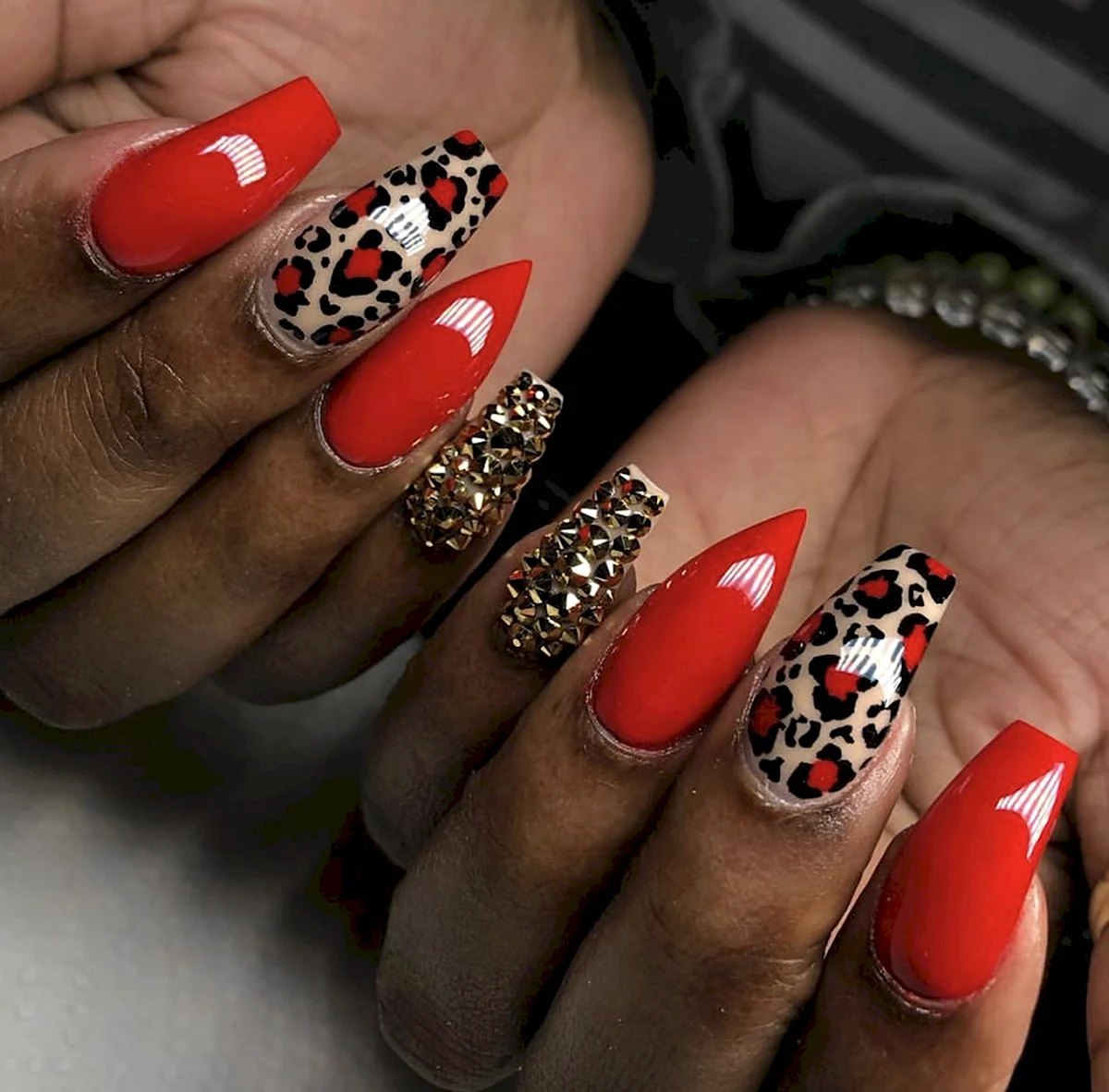 Маникюр красный с леопардом