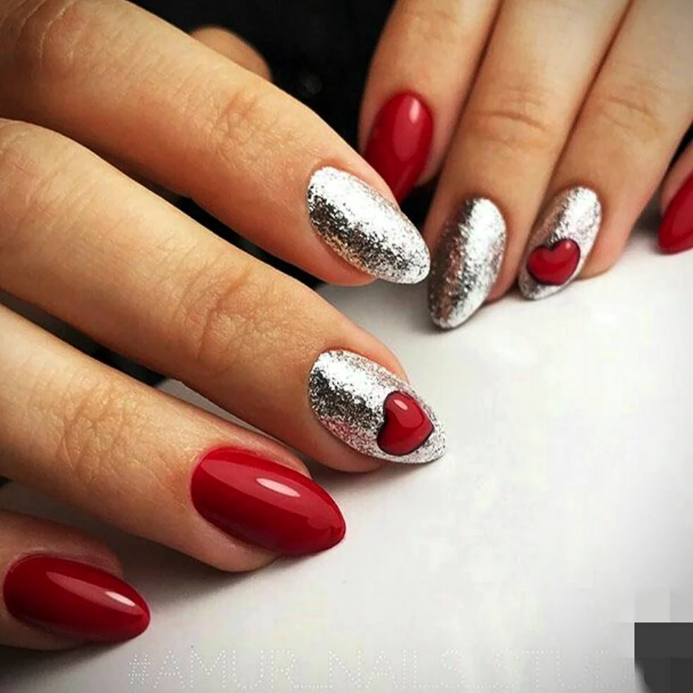 Маникюр красный с серебром