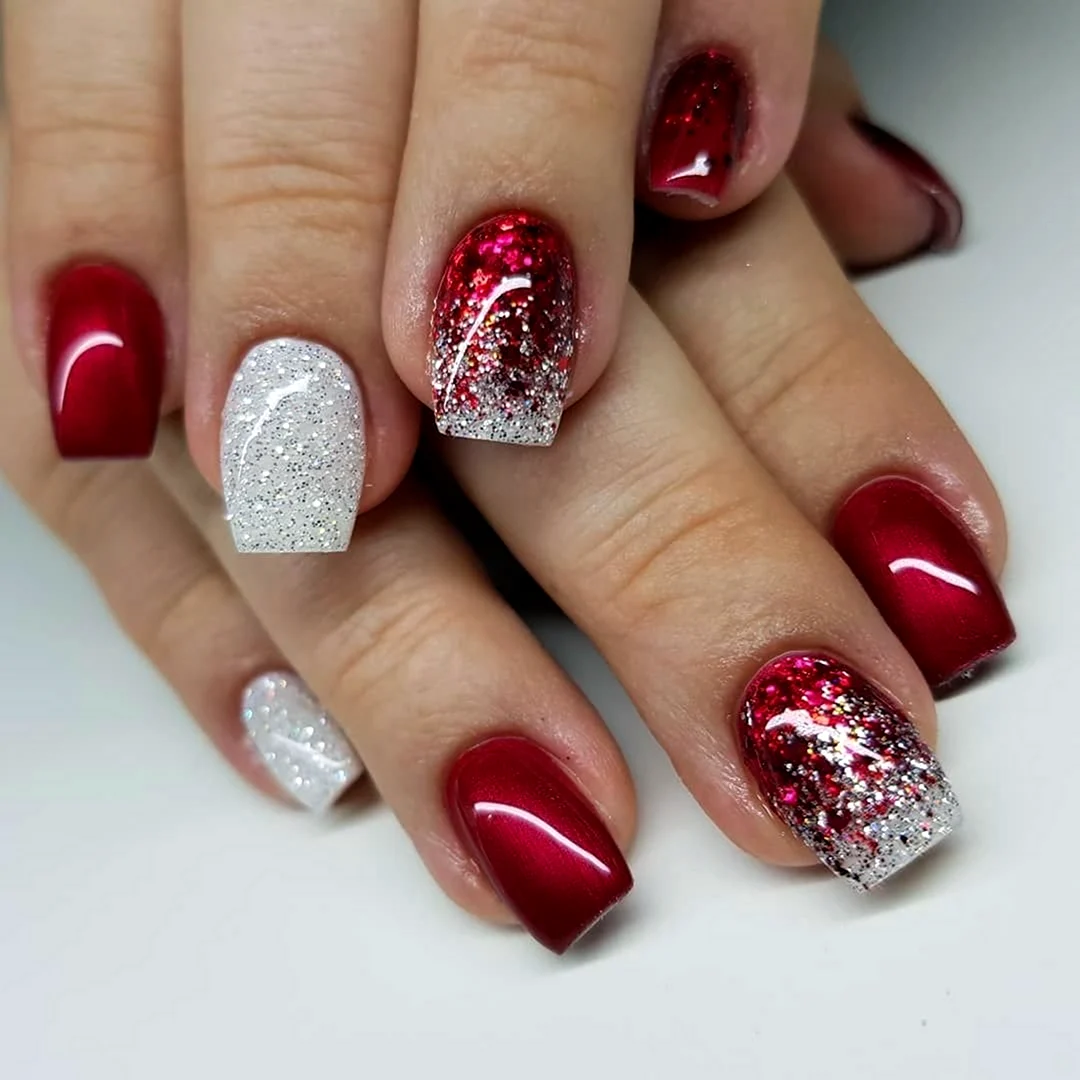 Красные ногти с блестками