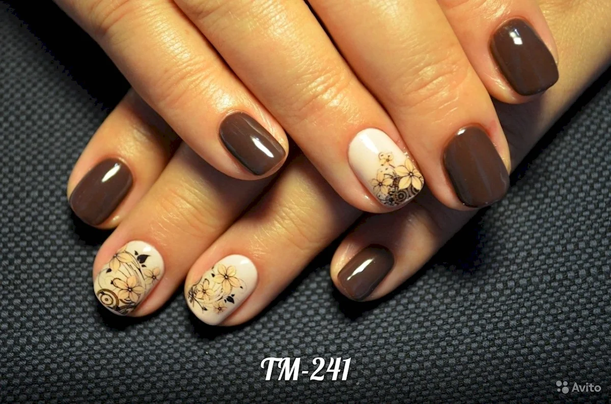 Коричневый маникюр с наклейками