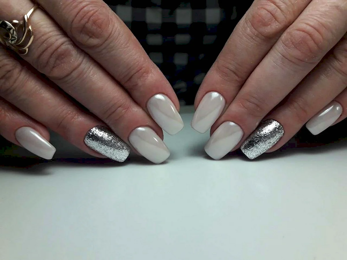 Маникюр с жемчужной втиркой 2022