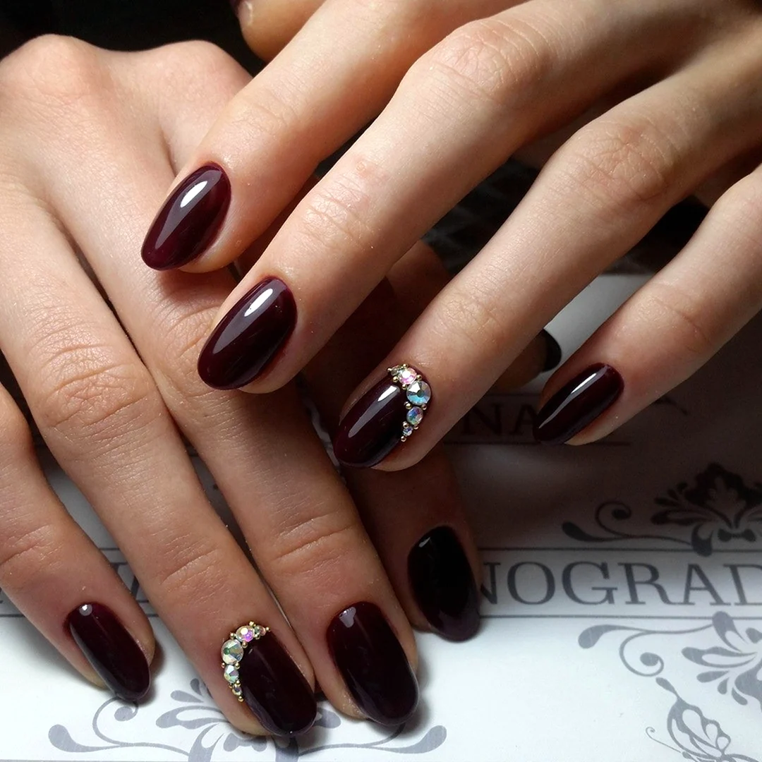 Маникюр в бордово коричневых тонах