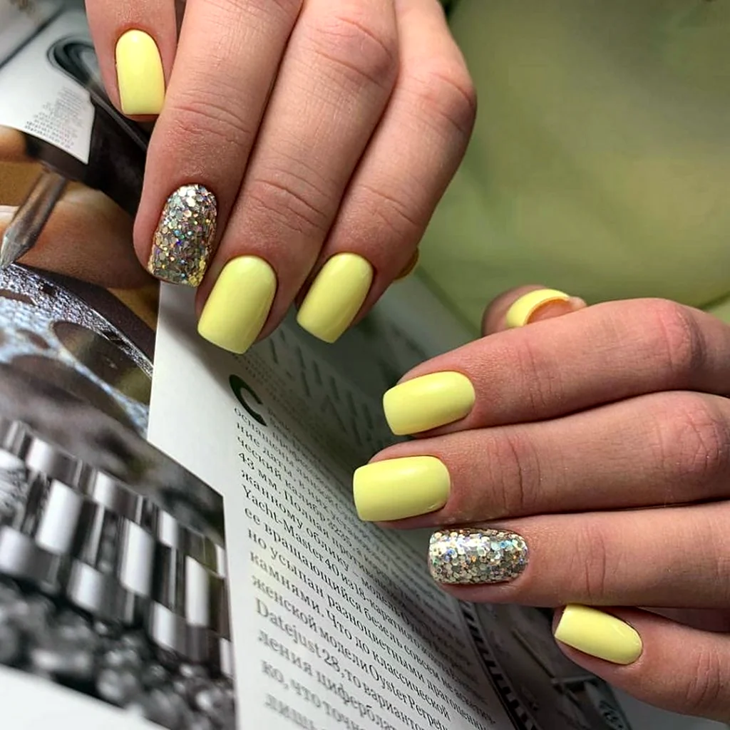 Серо желтый маникюр