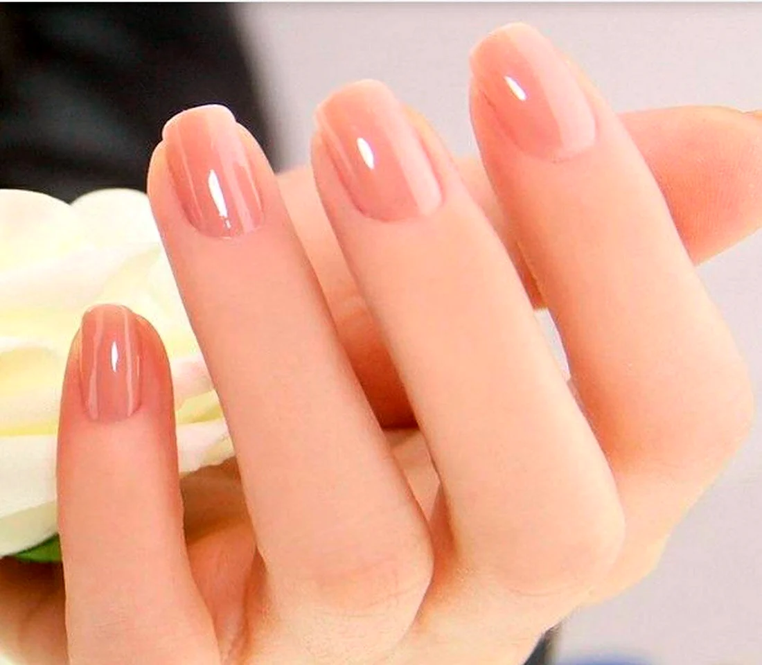 Полупрозрачный нюдовый маникюр гель лак