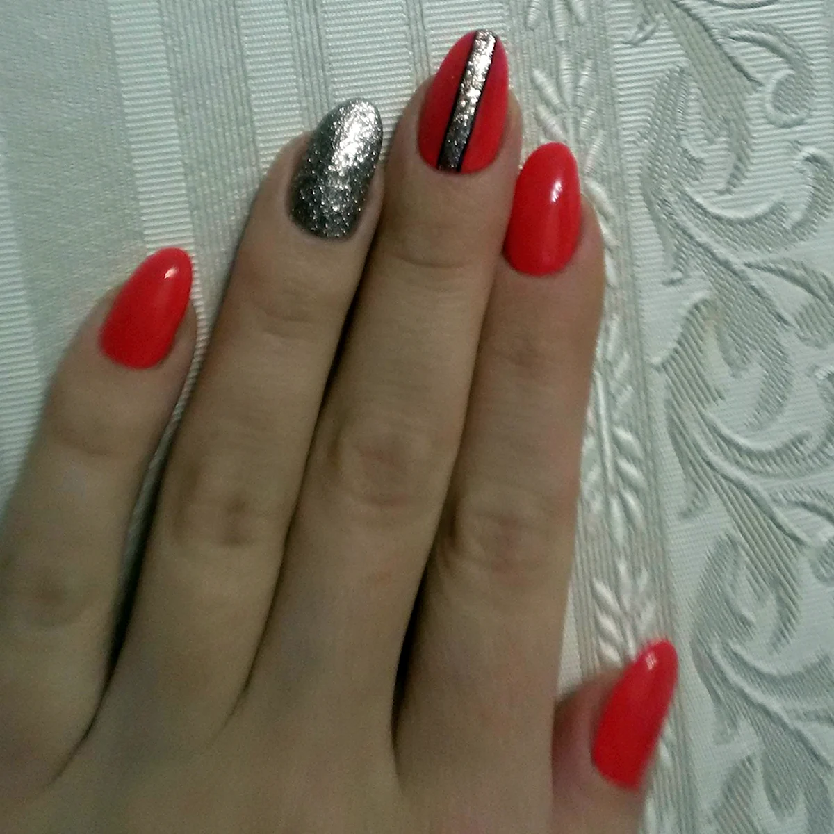 Маникюр красный с серебром