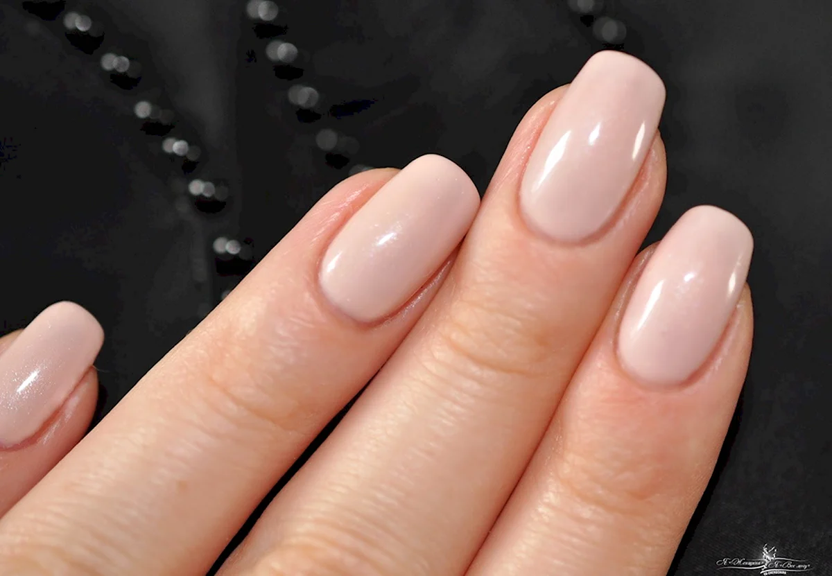 Светлый нюдовый маникюр полупрозрачный