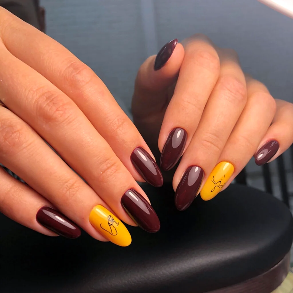 Маникюр коричневый с желтым