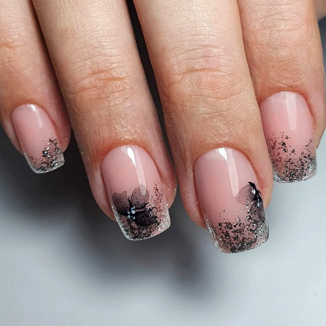 Нюдовый маникюр с фольгой