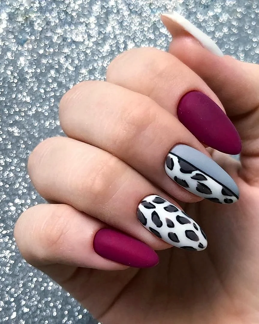 Маникюр красный с леопардом